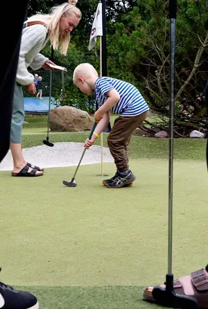 Hvidbjerg Strand Camping Resort Mini Golf Igang