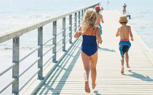 Hvidbjerg Strand Camping Resort Badebro Sommer Badetoej