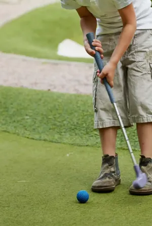 Hvidbjerg Strand Camping Resort Mini Golf Dreng