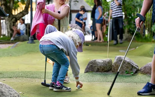 Hvidbjerg Strand Camping Resort Mini Golf Piger