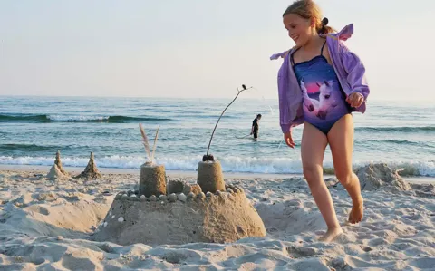 Hvidbjerg Strand Camping Resort Strand Sandslot Pige